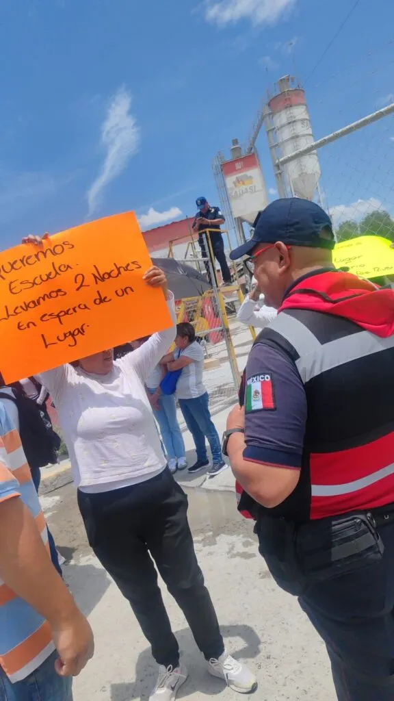 Acusan falta de lugares en primarias de Los Héroes Tizayuca