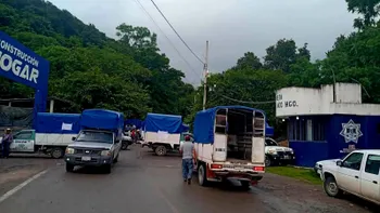 Transportistas bloquean carretera Tehuetlán-Huazalingo por malas condiciones de la vía.
