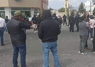 Bloquean crucero “Y” en Tulancingo; señalan a ex presidente de despojo