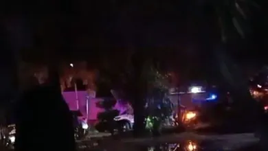 Intensa movilización policiaca se registró en zona residencial. Rastrearon a sujeto que huyó a pie tras dejar su auto de lujo sin placas.