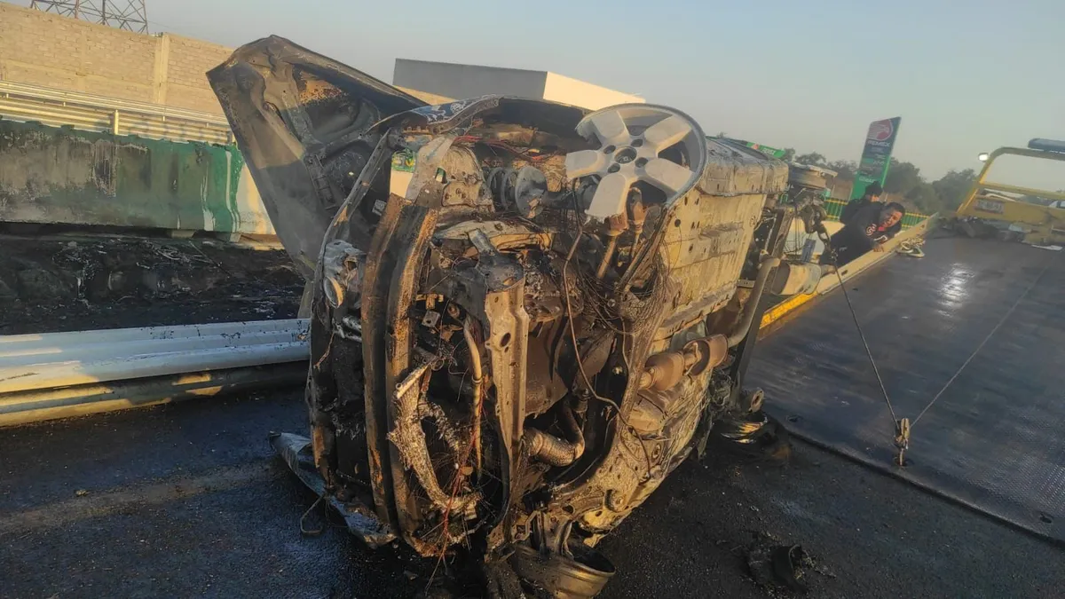 Vehículo se incendia en la autopista México-Pachuca; hay dos lesionados