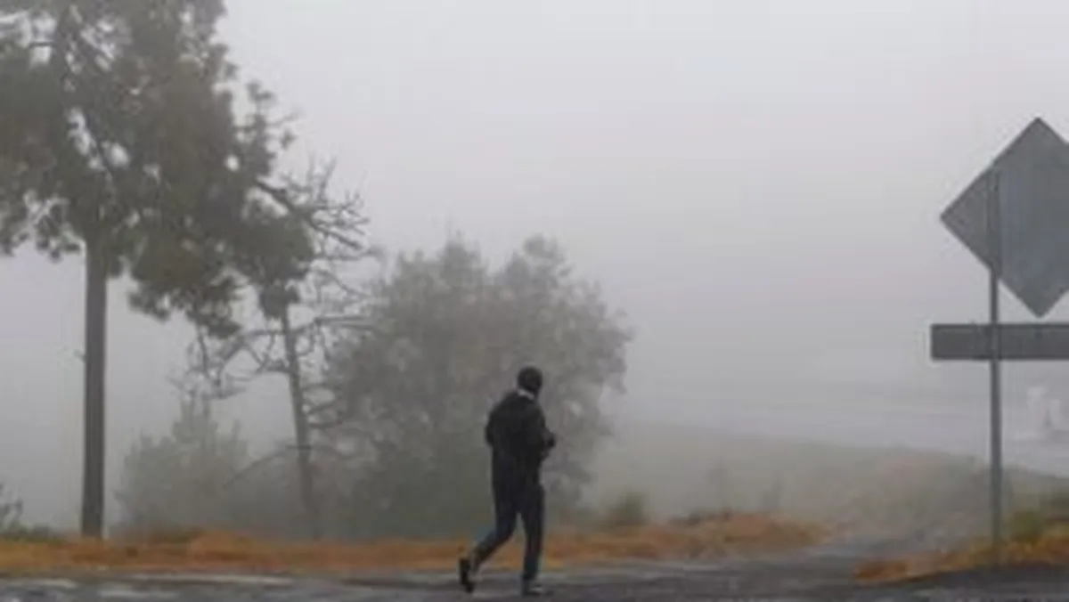 Hombre caminando entre la neblina