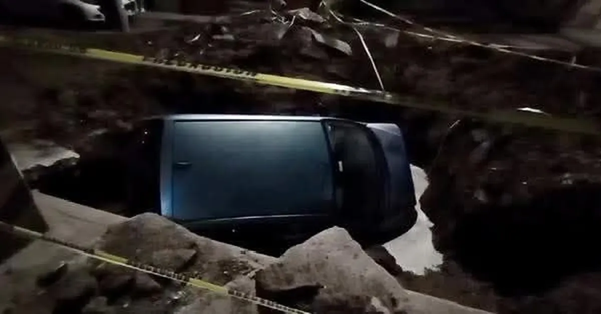 Auto cae en zanja sin señalizar en Pachuca; vecinos acusan negligencia de Caasim