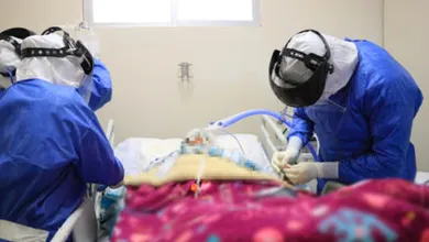 Médicos atendiendo a paciente covid en Hidalgo