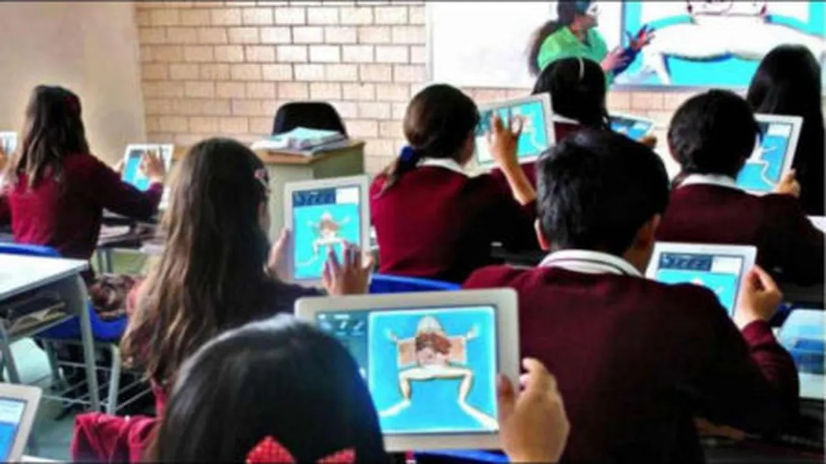 Estudiantes usan tabletas electrónicas en su salón de clases