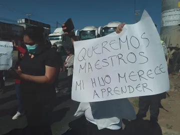 Tras protesta de padres de familia, prometen maestro e intendente para secundaria
