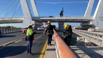 Bomberos atienden incendio de basura en el distribuidor vial Colosio.