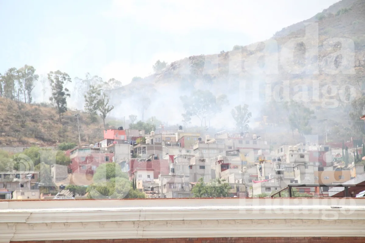 Humo por incendio en el Cerro de San Cristóbal en Pachuca