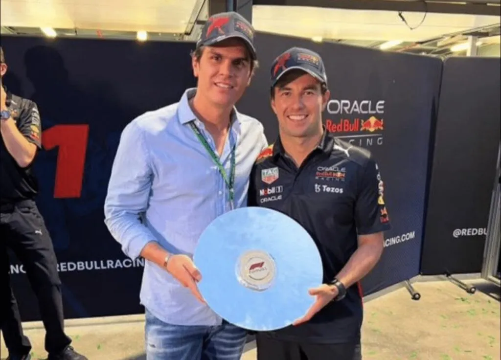 Diputado del PVEM colecciona 51 faltas y presume viaje con ‘Checo’ Pérez a Japón