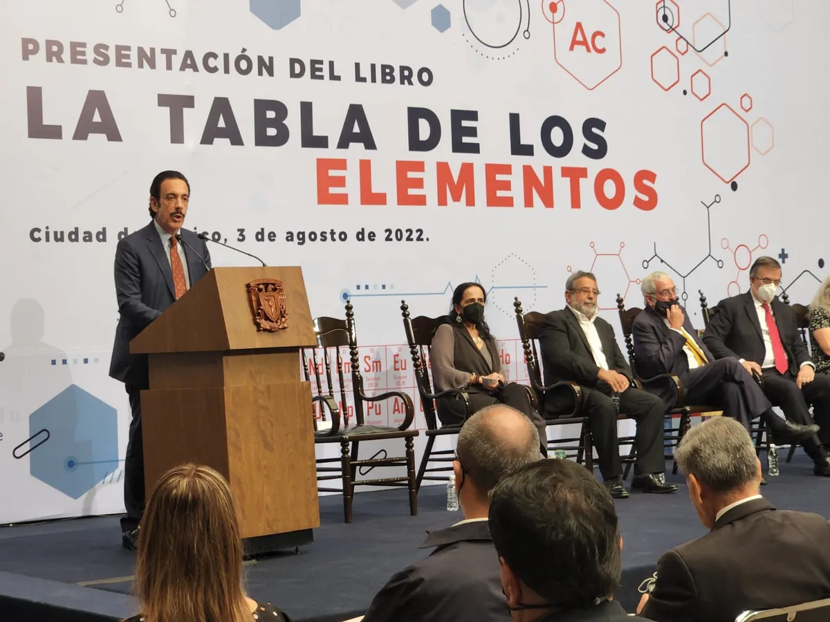 Presentan ‘La Tabla de los Elementos’ libro ilustrado por 121 artistas con el respaldo de Omar Fayad y Enrique Graue