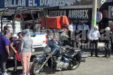 Autoridades municipales retiraron puestos irregulares en los andadores frente a la iglesia de San Judas Tadeo.