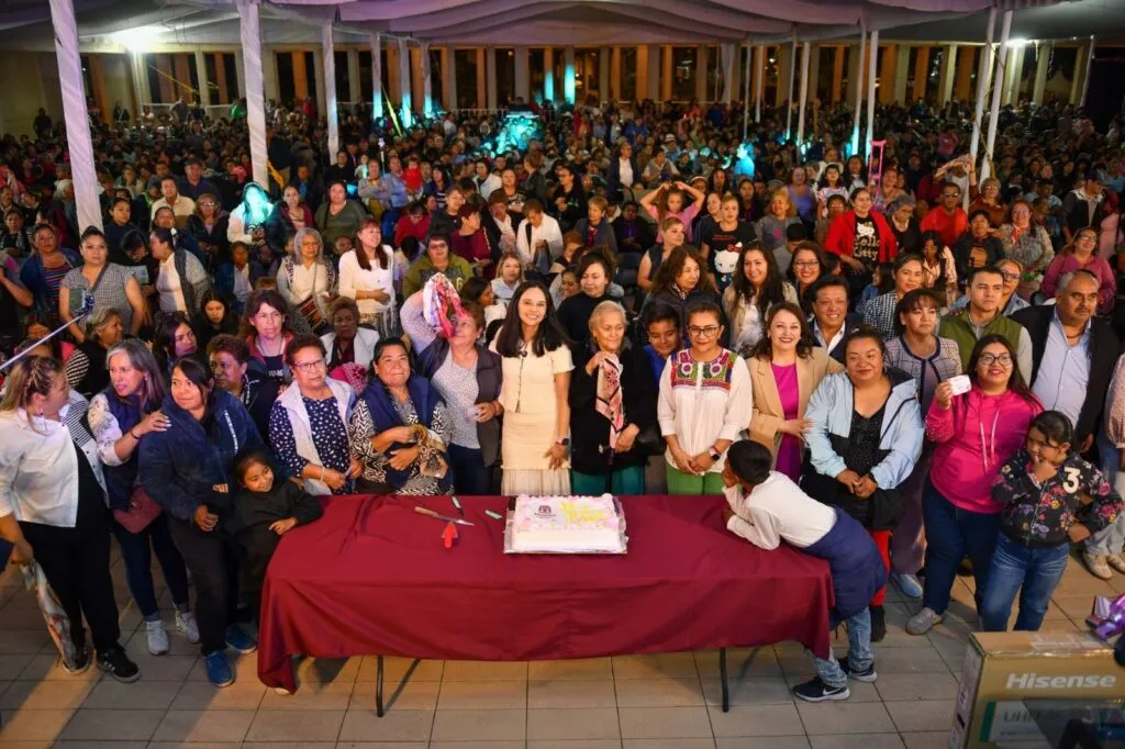 Tizayuca celebra a más de mil 500 madres con música, rifas y regalos