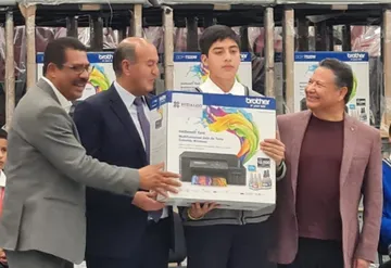 SEPH entrega 158 mdp en equipo y mobiliario a escuelas