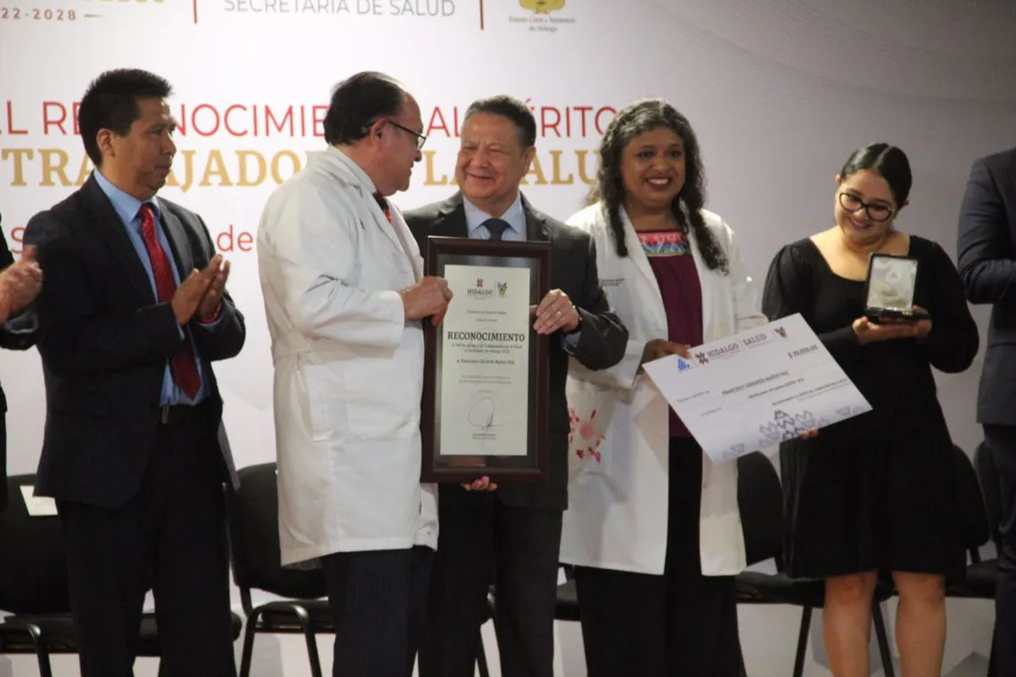 Reconocen con medallas de plata a 12 trabajadores de la Salud en Hidalgo