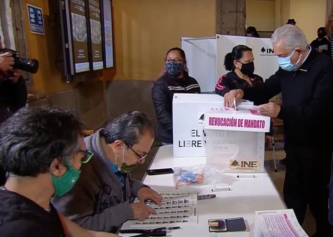 AMLO acude a votar en Revocación de Mandato
