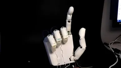 Tecnología y humanidad: alumnos de la UPT diseñan un prototipo capaz de traducir lenguaje de señas en tiempo real.