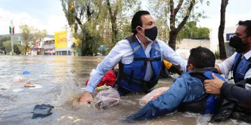 VIDEO| Se voltea lancha de Omar Fayad durante recorrido en Tula
