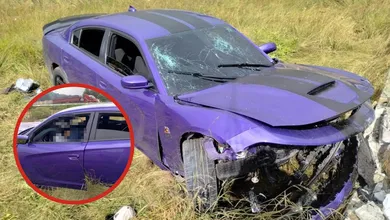 Vehículo volcado tras un accidente en la carretera Agua Blanca-Huayacocotla.