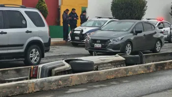 Auto dentro de canal en Chavarría