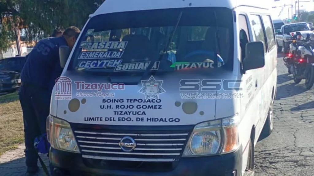 Camioneta derriba postes y choca contra una combi en Tizayuca