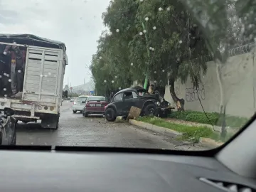 Aparatoso choque de vocho en Pachuca: se estrella contra árbol y luminaria sobre el bulevar Colosio