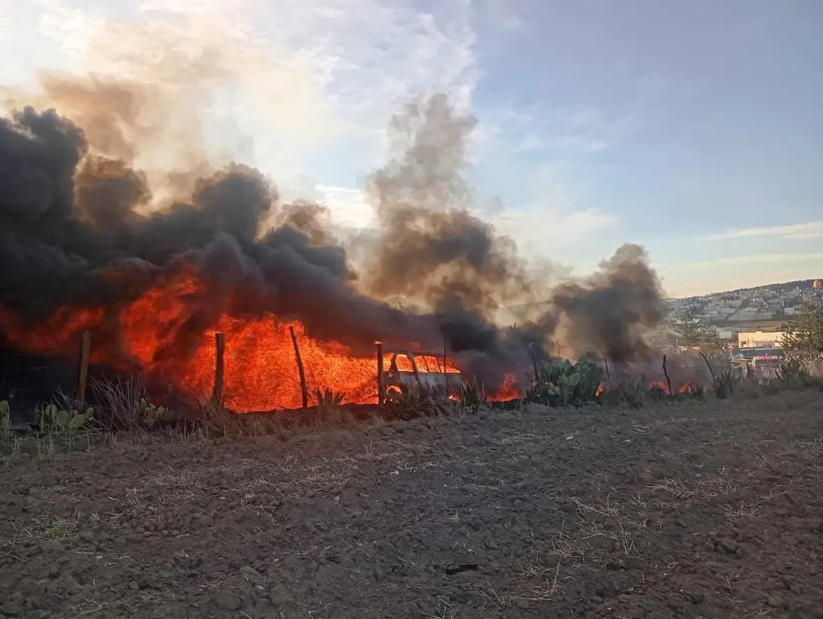 Camioneta incendiada tras persecución en Apan