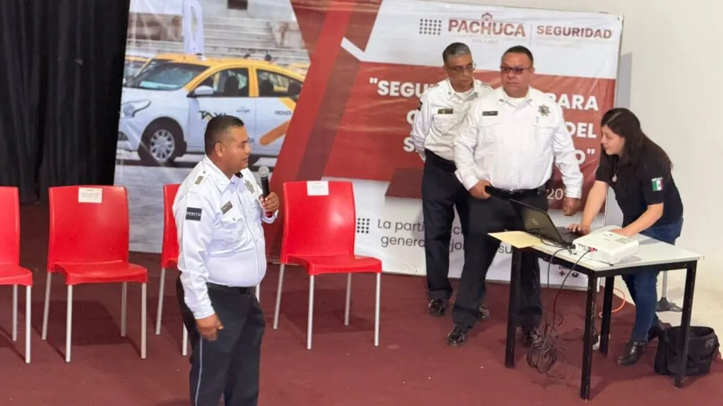 Capacitan a taxistas de Pachuca para mejorar seguridad vial