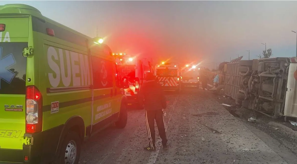 Vuelca autobús en la México-Puebla; tres muertos y 26 heridos