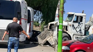 Fuerte choque en Tolcayuca: revolvedora se impacta contra autobús y deja lesionados