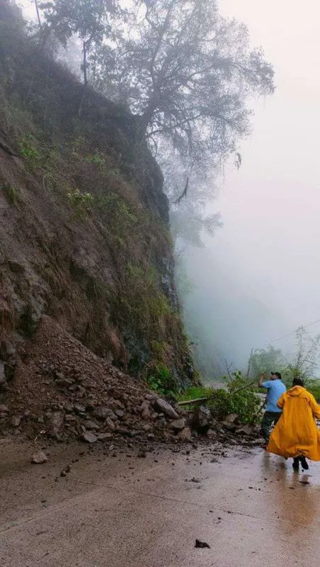 Derrumbe y desbordamiento afectan Atlapexco