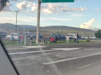 Auto vuelca en la México-Pachuca