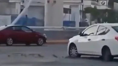Automóvil Kia blanco con impactos de bala y neumáticos ponchados en Guadalajara.