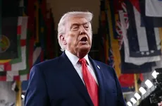 El presidente de EU, Donald Trump, en la alfombra roja previo al sorteo del Mundial de 2026, en Washington.