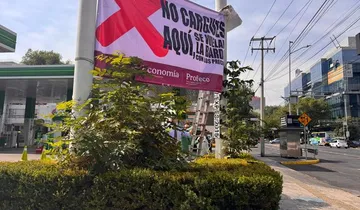 Lona de Profeco en gasolinera por precios altos