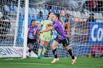 Foto de jugadoras del Pachuca y América Femenil, que se enfrentarán en vivo este jueves por la noche.
