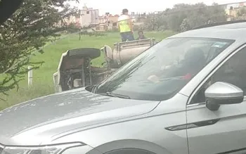 Trailer vuelca en Tizayuca