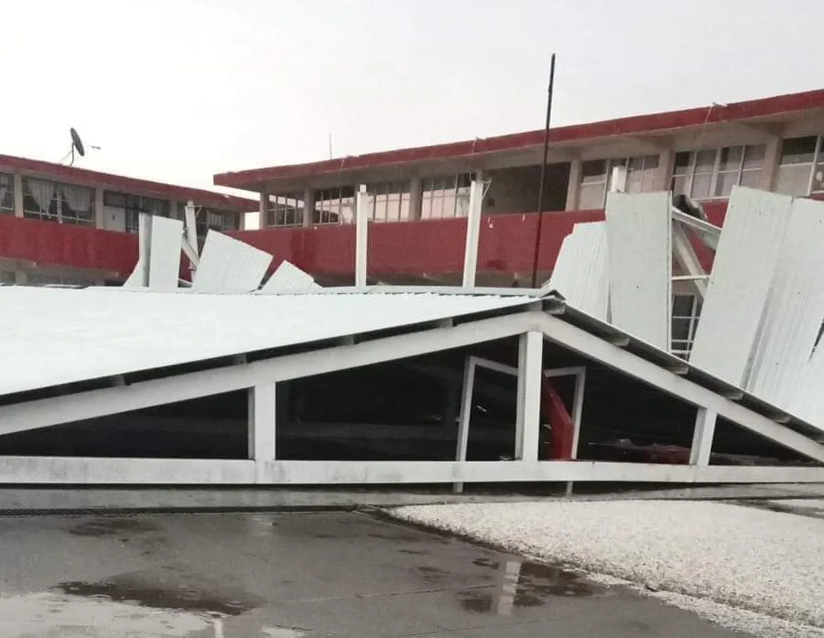 Granizada tira techo en primaria de Tizayuca; cancelan clases