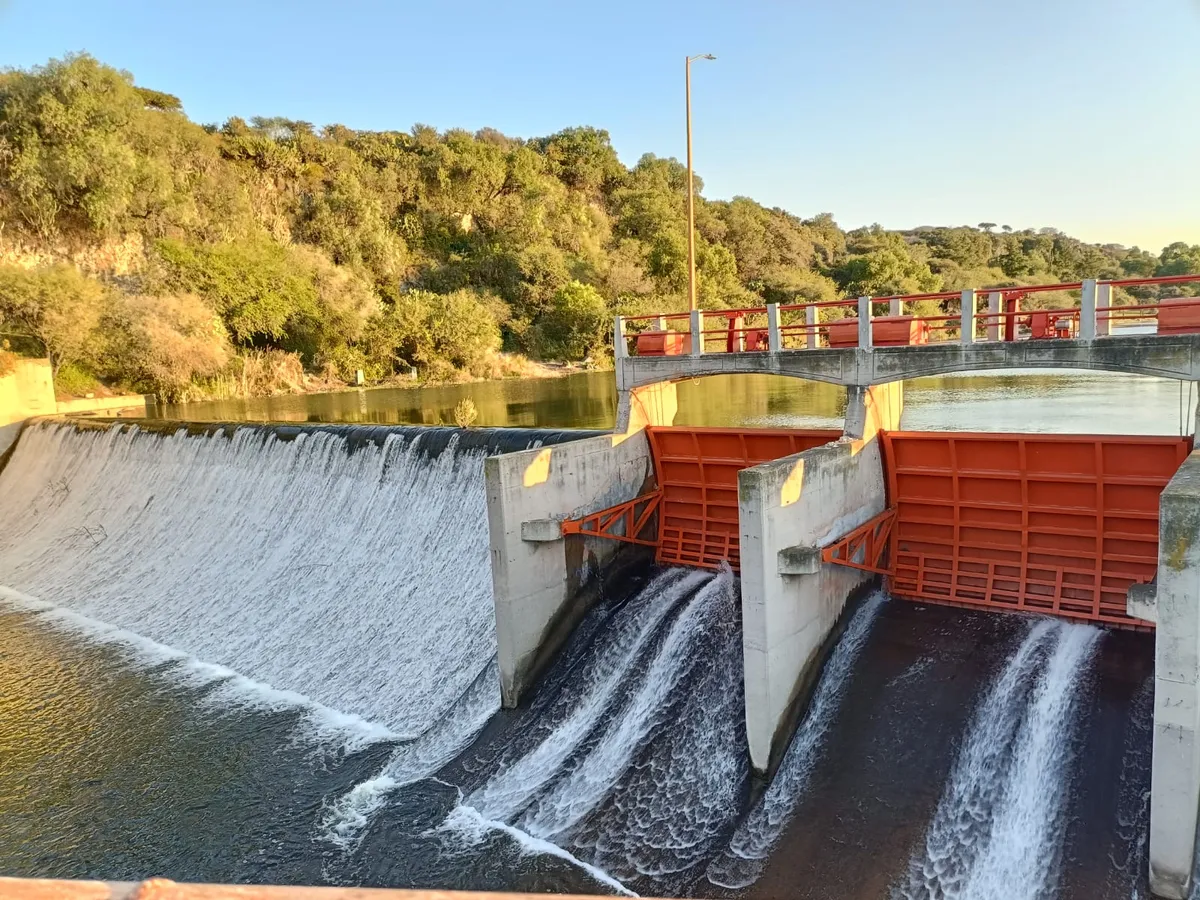 Lo que sale al lavar la ropa termina en el agua: investigadores alertan por fibras plásticas en ríos de Hidalgo