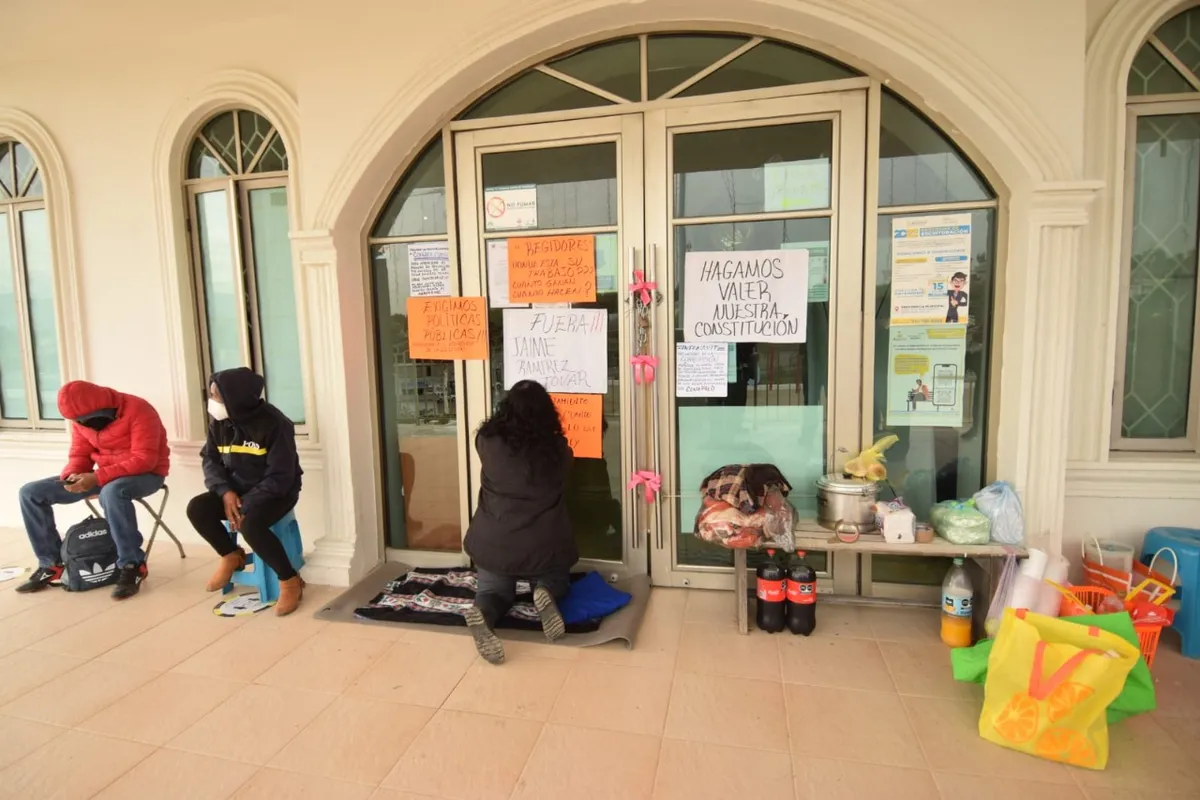 Bloquean accesos a Alcaldía de Atotonilco de Tula; piden juicio político a alcalde