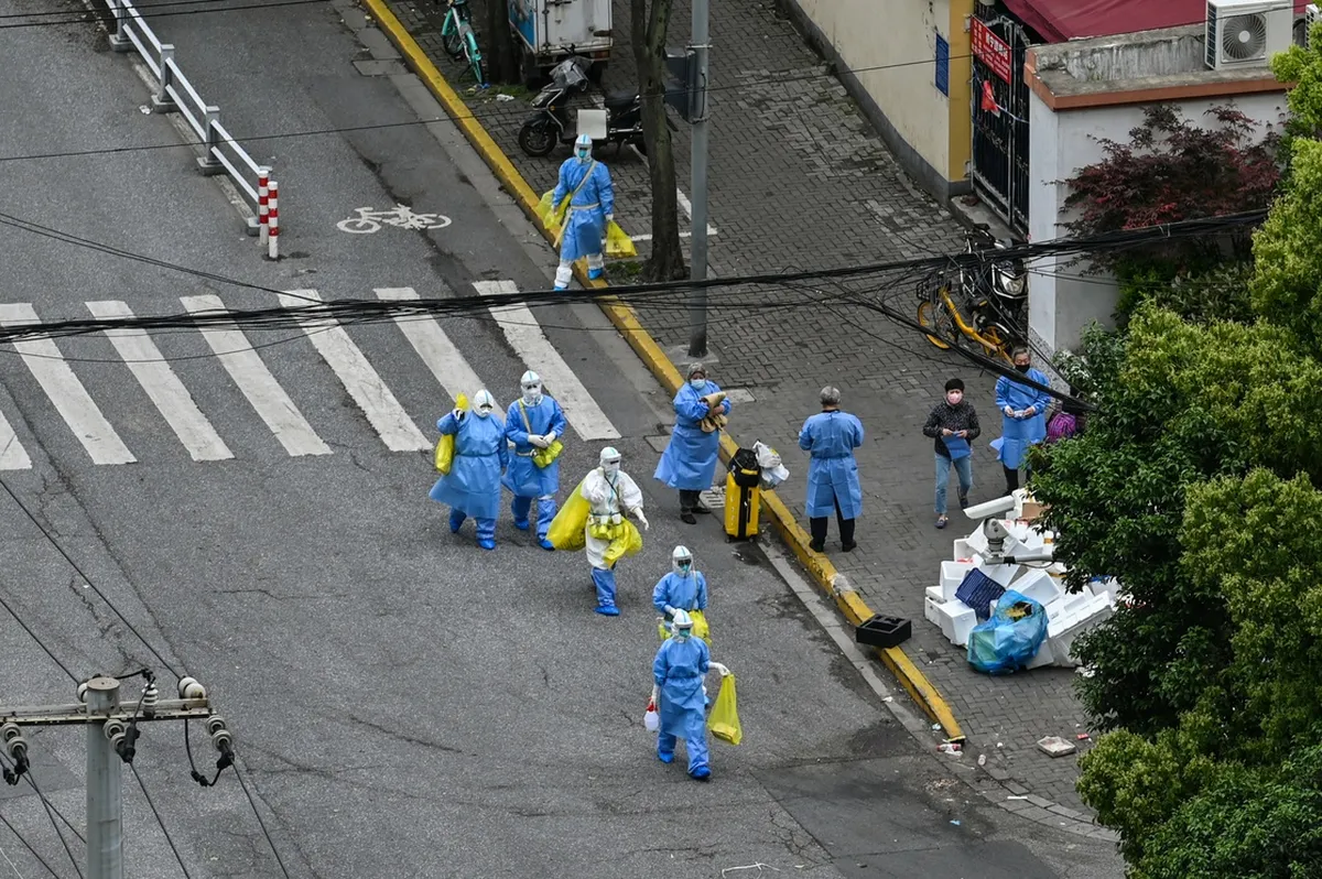 “Enjaulan” con vallas metálicas a residentes de Shanghái para evitar propagación de Covid