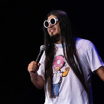 Carlos Ballarta presenta “Rebelde Comodino” en Teatro Cedrus
