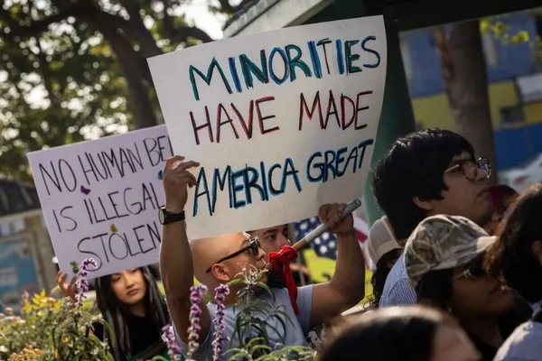 Naturalizados de EU temen por su estancia legal ante políticas migratorias de Trump