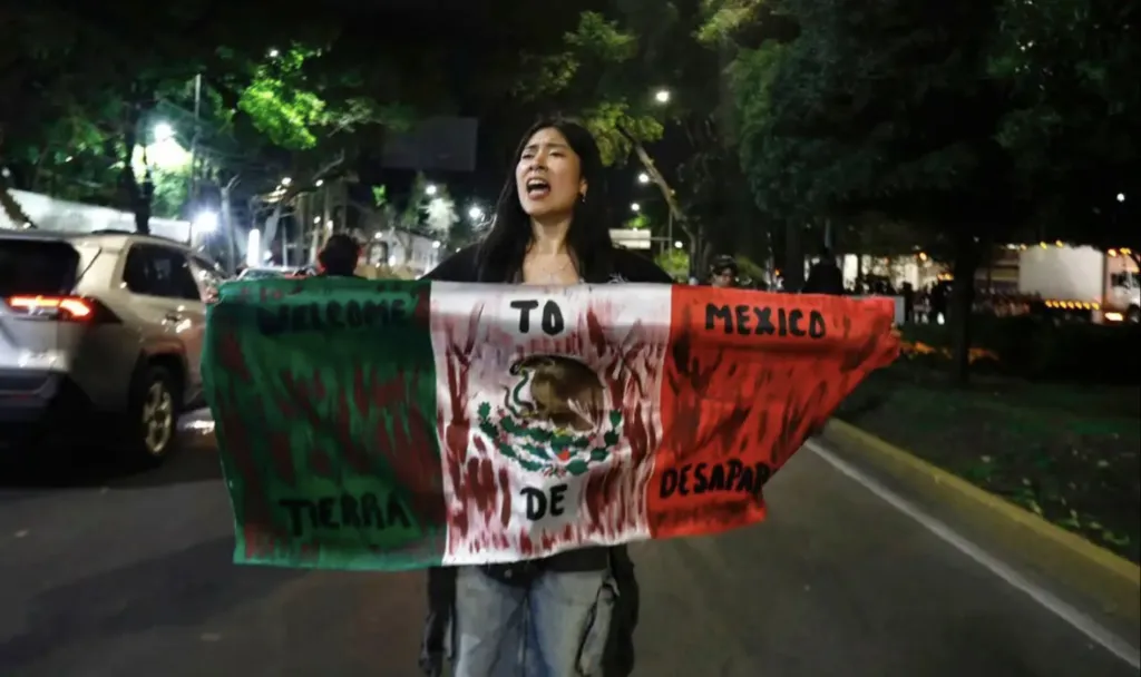 Madres buscadoras marchan rumbo al Azteca antes del arranque del Mundial
