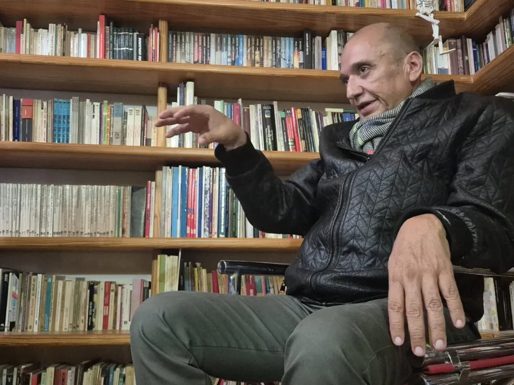 Alfredo Rivera escribe Contra las cuerdas,  poesía desde la infancia y la lucha libre 