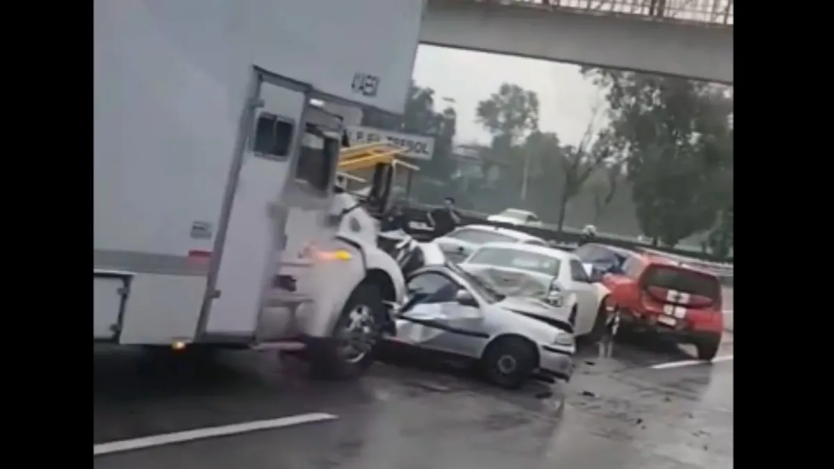 Carambola en la autopista México-Querétaro causa caos vehicular en Cuautitlán Izcalli.
