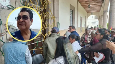 autoridades estatales, manifestantes y alcaldesa de Tepeji.