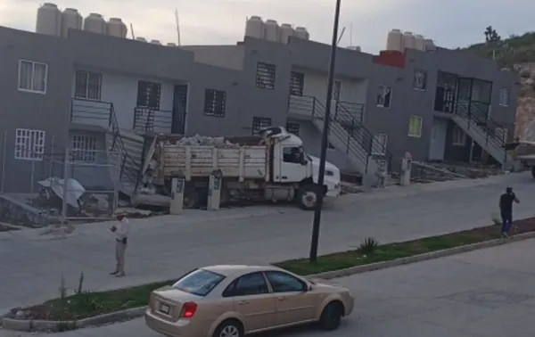 Camión de carga choca en Mineral de la Reforma