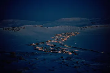 Entre auroras y oscuridad total, una comunidad ártica enfrenta la noche polar más larga del año.