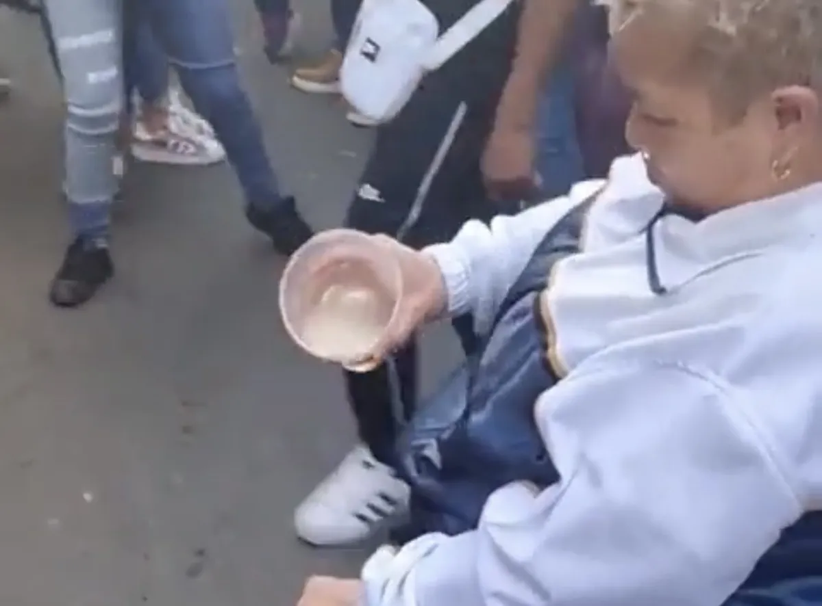 VIDEO: Abuelita se vuelve vial en TikTok por poner cerveza en su zona íntima