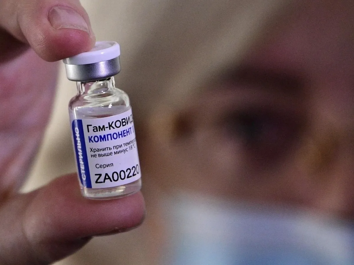 El canciller Marcelo Ebrard informó que México y Rusia trabajan para acordar que la vacuna Sputnik V sea envasada en Birmex. Foto Afp / Archivo